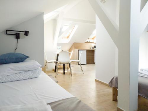Una cama o camas en una habitación de Apart Hostel S8