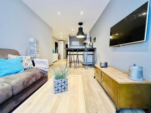 un salon avec un canapé et une table dans l'établissement Le Blue Wave - centre-ville à 700m du LAC, à Annecy