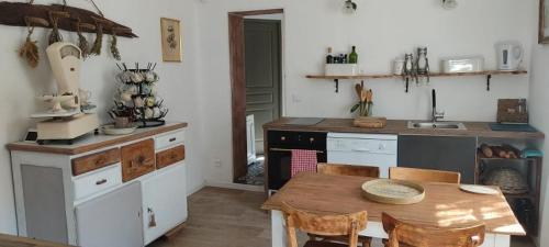 Virtuvė arba virtuvėlė apgyvendinimo įstaigoje Le cabanon de la Citelle
