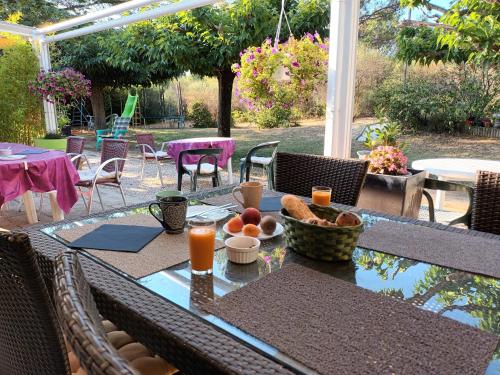 Una mesa con un bol de fruta encima. en Chambres tomate, dans maison avec petit escalier à 6km du festival de piano de la roque d'anthéron, en Rognes