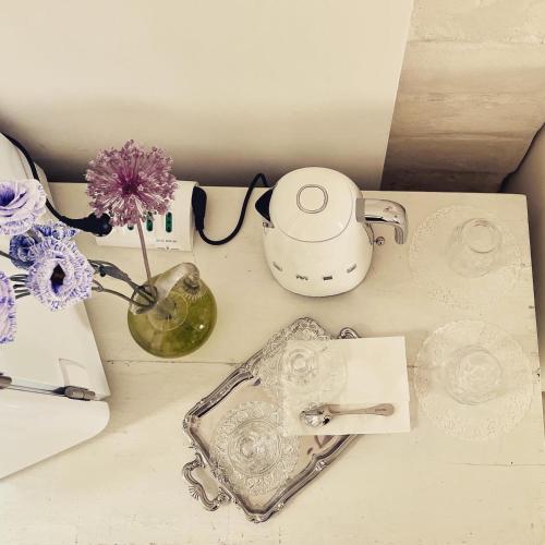 a counter with a sink and a vase with a flower at Il Giardino dei Limoni in Vieste
