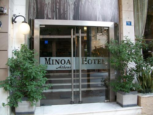 Zugang zu einem Hotel mit Glastür in der Unterkunft Minoa Athens Hotel in Athen