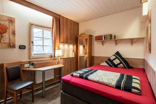 Кровать или кровати в номере Land-Hotel Zum Schwan, Garni WEILERSWIST-METTERNICH