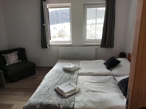 Кровать или кровати в номере Apartmán Na zjazdovke, chata Borovica, Valča