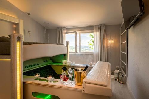 kuchnia z łóżkiem piętrowym z okularami na blacie w obiekcie Hotel Butterfly - Il Nido d'Amore Bologna w mieście Monzuno
