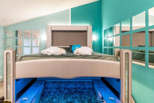 sypialnia z łóżkiem piętrowym i basenem w obiekcie Hotel Butterfly - Il Nido d'Amore Bologna w mieście Monzuno