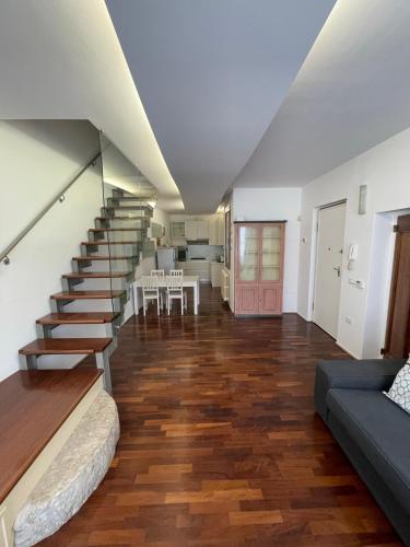 ファーノにあるCasa Della Valleのリビングルーム(階段、ソファ付)