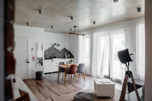 a kitchen and dining room with a table and chairs at Style Inn Apartmanok in Veszprém