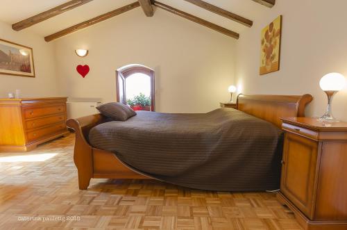 1 dormitorio con 1 cama grande en una habitación en Vecchie Tre Colonne, en Cividale del Friuli