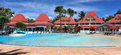 una gran piscina frente a un complejo en La Perle des Caraïbes en Sainte-Anne