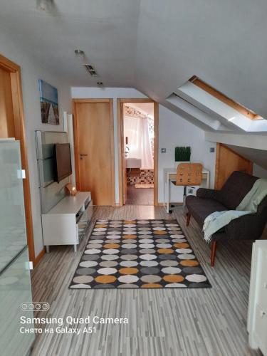 a living room with a couch and a rug at Bemar Loft in Costa da Caparica