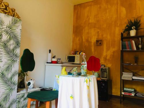 Η κουζίνα ή μικρή κουζίνα στο Da Coco e Mini,l'angolo per ceramiste in viaggio -
