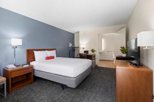 מיטה או מיטות בחדר ב-Good Nite Inn Calabasas