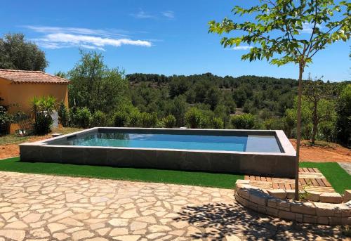 een zwembad in het midden van een tuin bij Private villa with pool Villa avec piscine in Castelnau-de-Guers