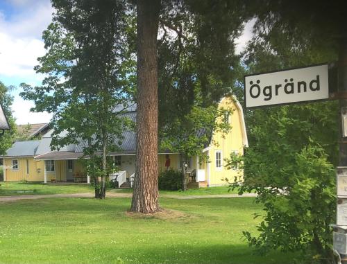 a sign that reads agenda in front of a house at Ögränd 2 - Nyrenoverad toppmodern lägenhet in Sveg