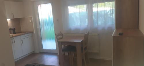 Kuchyň nebo kuchyňský kout v ubytování Borti Apartman