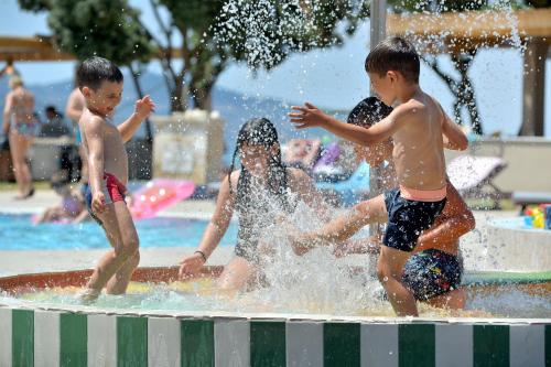 un gruppo di bambini che giocano in un parco acquatico di Alykanas Beach Grand Hotel by Zante Plaza ad Alikanás
