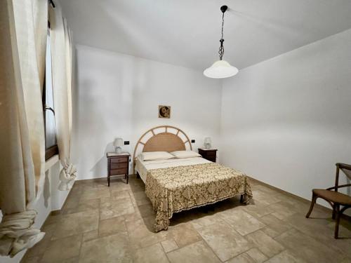 una camera bianca con un letto di Villa Olivia a Tricase