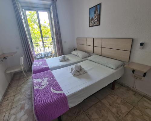 Ένα ή περισσότερα κρεβάτια σε δωμάτιο στο Pensión Rivera