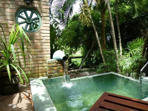 einen kleinen Pool mit einem Brunnen in der Unterkunft Airport Villa Kamatha -Foreign booking only in Katunayaka
