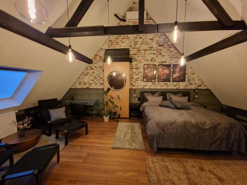 una camera con letto e un soggiorno di Ferienwohnung Auszeit a Weeze