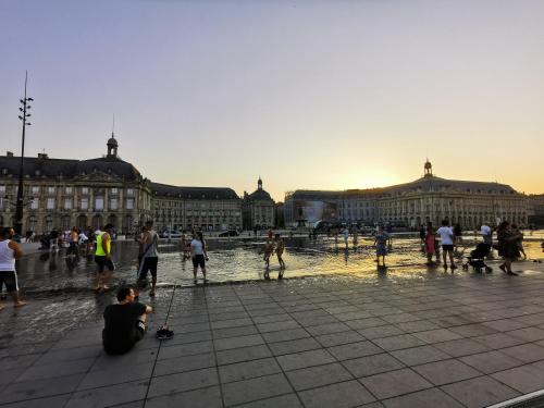 Foto dalla galleria di Dépendance Cosy dans Maison Bordelaise à 200m du tram et du CHU a Bordeaux