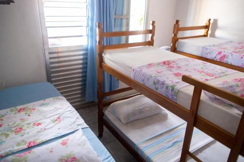 1 dormitorio con 2 literas y ventana en Pousada Alexandrina, en Cachoeira Paulista