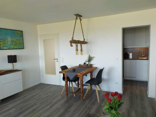 eine Küche und ein Esszimmer mit einem Tisch und Stühlen in der Unterkunft Haus Brandenburg App 43 in Westerland