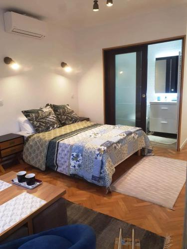 a bedroom with a bed and a room with a window at Luxe studio près de CDG & Paris& Parc d'exposition in Aulnay-sous-Bois