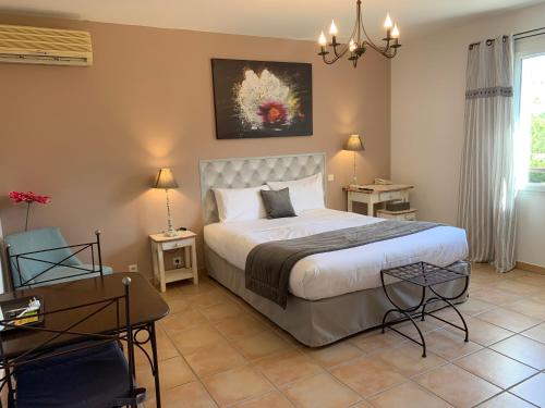 מיטה או מיטות בחדר ב-Hotel Les Ambres