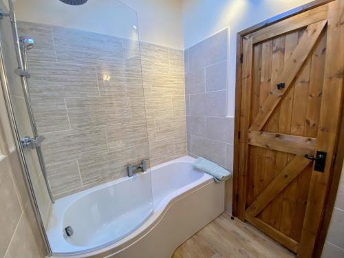 Koupelna v ubytování Guernsey Cottage