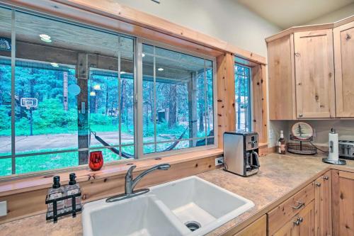 Ronald的住宿－Cle Elum Lake Home with Hot Tub and Mountain Views，一个带水槽和大窗户的厨房