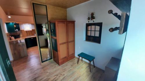 Habitación con espejo y taburete. en Apartament z tarasem, en Milicz
