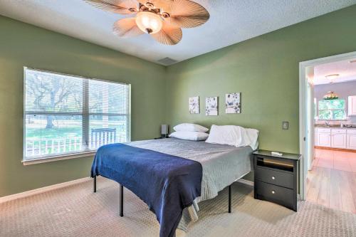 Un dormitorio con una cama y un ventilador de techo. en Lovely Hawthorne Home with Private Boat Dock!, en Orange Springs