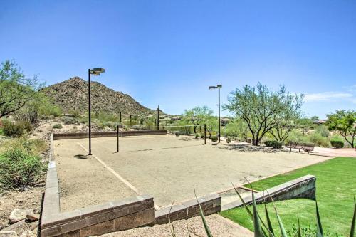 Εγκαταστάσεις για τένις ή/και σκουός στο Pool and Hot Tub Access Home in North Phoenix ή εκεί κοντά