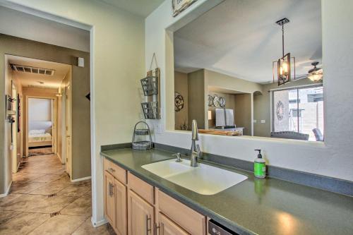 cocina con fregadero y espejo en North Phoenix Home with Community Pools!, en Anthem