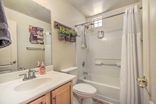 Ένα μπάνιο στο Pool and Hot Tub Access Home in North Phoenix