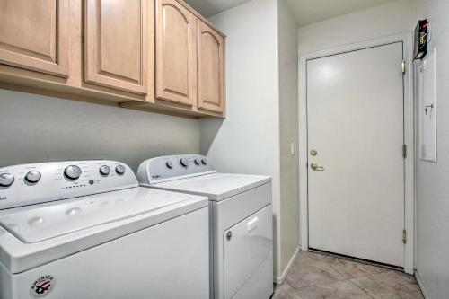 Η κουζίνα ή μικρή κουζίνα στο Pool and Hot Tub Access Home in North Phoenix