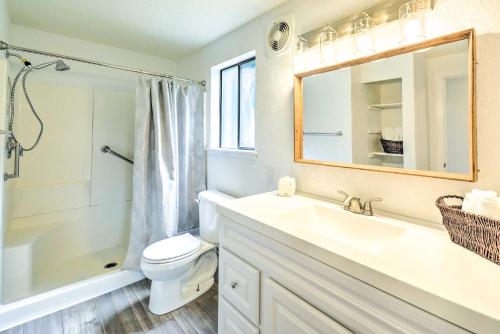 Stunning Hood Canal Getaway with Private Deck!にあるバスルーム