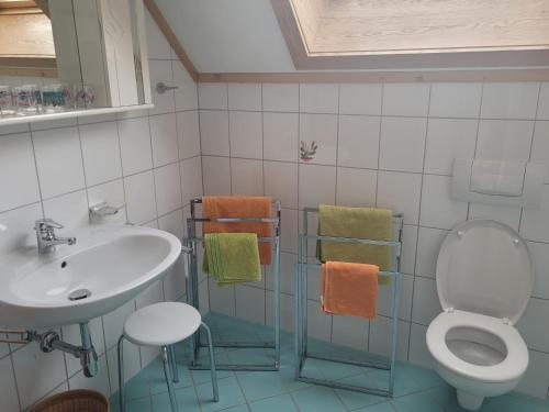 a bathroom with a sink and a toilet and towels at Appartement Pölzl Öblarn Region Schladming Dachstein in Öblarn