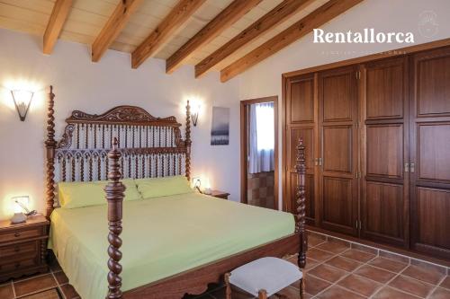 מיטה או מיטות בחדר ב-Sa Torre Nova by Rentallorca