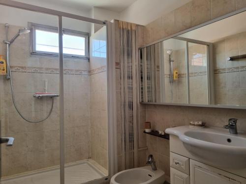 une salle de bain avec une douche, des toilettes et un lavabo dans l'établissement Spacieux appartement vue mer panoramique & parking, à Marseille