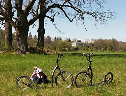 two bikes parked in a field next to two people at Na Statku Babiččino údolí in Česká Skalice
