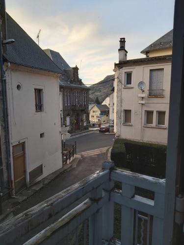 - une vue sur une rue d'une ville avec des bâtiments dans l'établissement Le capucin, à Le Mont-Dore