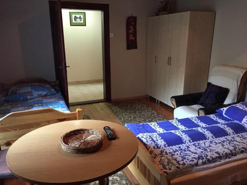 Chata z bali في سوخا بدسيسكا: غرفة معيشة مع طاولة وسرير
