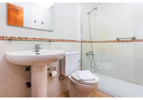 een badkamer met een wastafel, een toilet en een douche bij Anahi Homes Corralejo - Villa Dracaena 2 in La Oliva