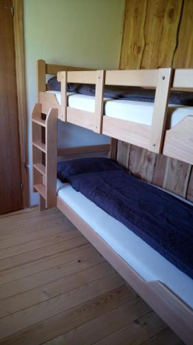 a room with four bunk beds in a cabin at Schiefe Hütte am Attersee. in Lenzing