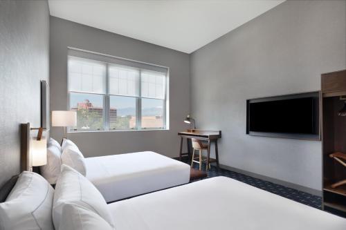 Postel nebo postele na pokoji v ubytování The Slate Hotel Denver Downtown, Tapestry by Hilton