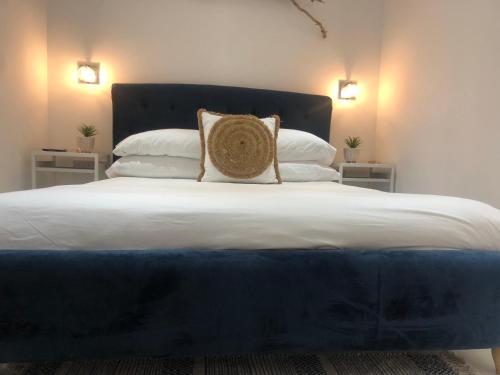 um quarto com uma cama grande e uma cabeceira azul em Ocean Drive Deluxe Apartment ground floor Brean with a complimentary Tray em Brean
