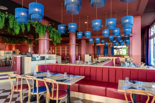 A restaurant or other place to eat at Grand Magic Hotel Marne La Vallée